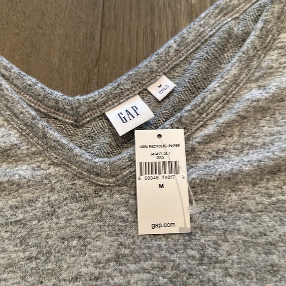 Gray Gap Shortsleeved Sweater - Picture 2 of 3